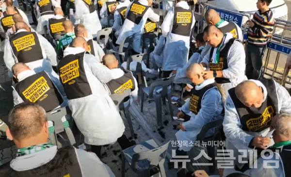 11일 오후 서울 여의도 국회 앞에서 개최된 '화물연대 국회 앞 농성 돌입 및 집중 상경투쟁-화물노동자 100인 삭발 결의대회'. 사진=김동길 기자