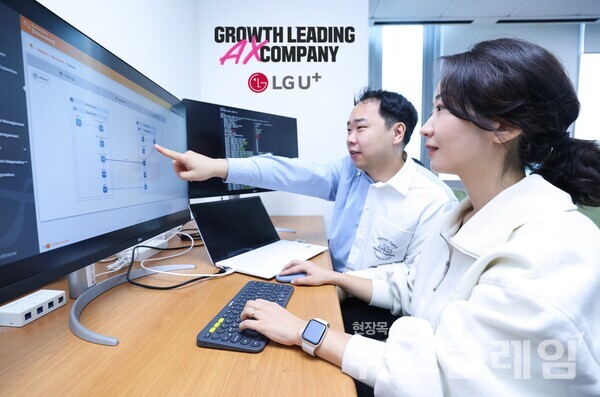 LG유플러스 직원이 차세대 네트워크 기술을 연구하는 모습. LG유플러스 제공