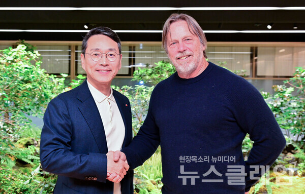 LG전자 조주완 CEO와 텐스토렌트 짐 켈러 CEO가 서울 여의도 LG트윈타워에서 만나 전략적 협업을 논의했다. LG전자 제공
