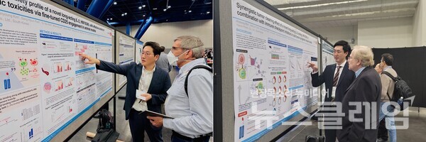 한미약품 R&D센터 최재혁 그룹장(왼쪽)과 김진영 파트장이 면역항암학회에서 HM16390의 차별화된 개발 전략과 우수한 효능을 확인한 연구 결과 2건이 담긴 포스터 내용을 설명하고 있다. 한미약품 제공