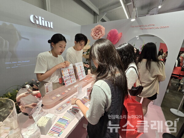 LG생활건강 메이크업 전문 브랜드 글린트가 지난 9월 '무신사 뷰티 페스타 인 성수' 팝업스토어 행사에 참여해 신제품 '틴트 글로서'를 선보였다. LG생활건강 제공