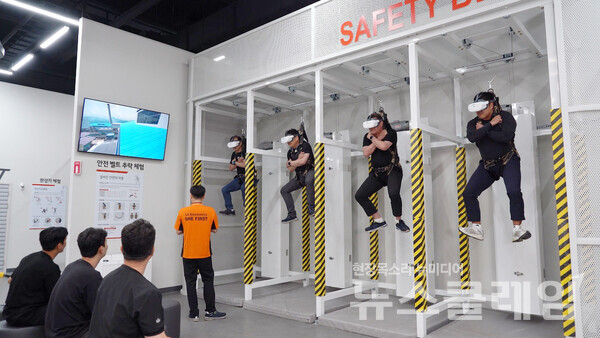LG전자가 창원 LG스마트파크에 오픈한 안전체험센터 '세이프티온(SAFETY ON)’에서 공사 현장에서의 추락사고를 VR로 체험하며 안전대 착용의 중요성을 교육 받고 있는 모습. LG전자 제공