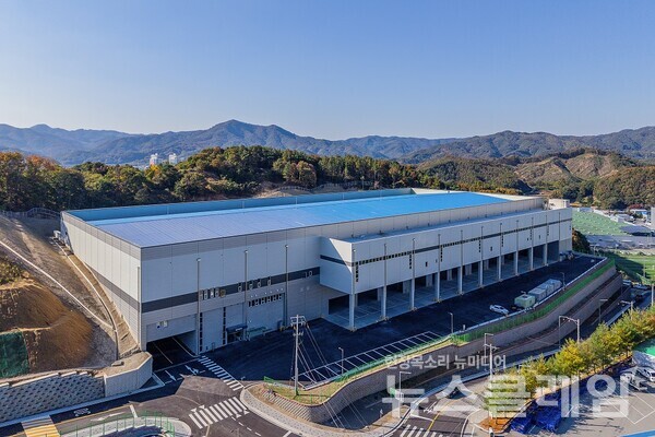 웅진식품(대표이사 이지호)은 충청남도 공주시 유구읍에 ‘유구 통합 물류센터’를 건립하고 가동을 시작했다고 13일 밝혔다. 웅진식품 제공