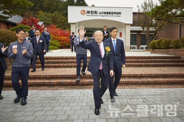 김승연 한화그룹 회장이 한화 보은사업장 직원들의 환송에 환한 미소로 화답하고 있다. 한화 제공