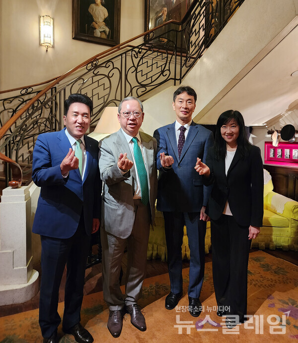 (왼쪽부터)함영주 하나금융그룹 회장, 피터 람(Peter Lam) 홍콩 무역발전국 회장, 이복현 금융감독원장, 마가렛 퐁(Margaret Fong) 상임이사가 조찬을 마친 뒤 기념촬영을 하고 있다. 하나금융그룹 제공