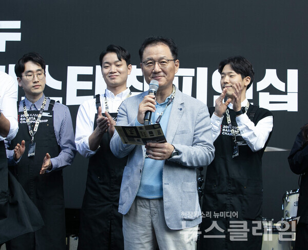 동서식품이 지난 16일 서울 성수동에서 개최한 ‘2024 카누 바리스타 챔피언십’ 결선 개막식에서 동서식품 박영순 부사장이 인사말을 하고 있다. 동서식품 제공