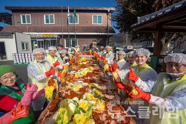 NH농협금융은 지난 15일 강원도 홍천군 왕대추마을에서 사랑의 김장김치 나눔을 실시했다. 이석준 NH농협금융지주 회장(왼쪽에서 두 번째)과 농협금융 봉사단 및 마을주민들이 김치를 담그고 있다. NH농협금융 제공