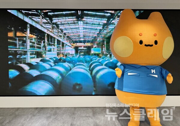 현대제철(대표 서강현)은 대중과의 소통을 강화하기 위해 최근 자사 캐릭터 '용강이'를 공개했다고 18일 밝혔다. 현대제철 제공