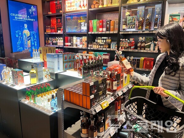 롯데마트 월드타워점 주류매장에서 위스키 쇼핑하고 있는 고객. 롯데쇼핑 제공