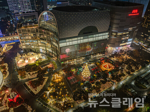 초대형 크리스마스 타운으로 꾸며진 롯데월드타워·몰. 롯데물산 제공