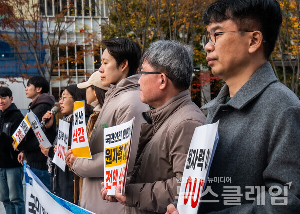 19일 오전 서울 광화문 이순신 동상 앞에서 열린 '원자력 예산 전액 삭감 촉구 기자회견'. 사진=탈핵시민행동