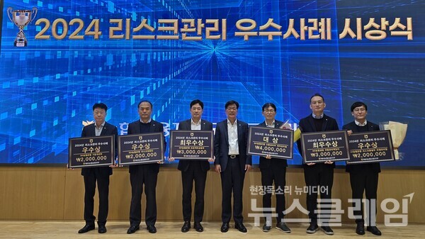 19일 서울 중구 농협금융 본사에서 열린 2024년 리스크관리 우수사례 시상식에서 강신노 농협금융 리스크관리부문 부사장(왼쪽에서 네 번째)과 수상자들이 기념쵤영을 하고 있다. NH농협금융 제공