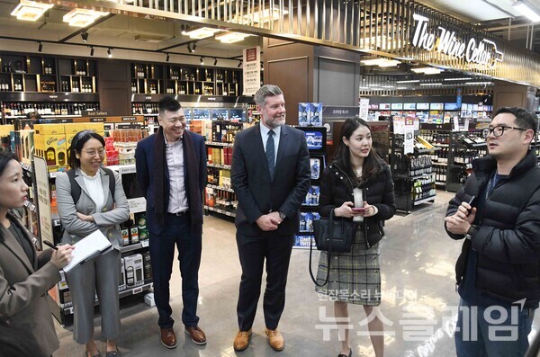 지난 19일 서울 등촌동 ‘홈플러스 메가푸드마켓’ 강서점에서 12개 스코틀랜드 기업 관계자로 구성된 ‘스코틀랜드 국제개발청 무역사절단’이 홈플러스 바이어의 설명을 듣고 있다. 홈플러스 제공