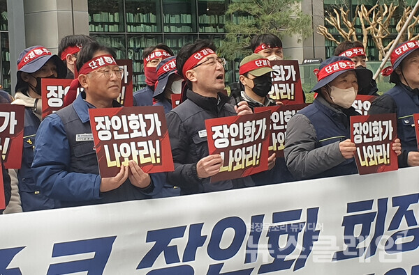 20일 오전 서울 삼성역 포스코 센터 앞에서 열린 '포스코 사내하청 원청 교섭 및 불법파견 해결 촉구 기자회견'. 사진=금속노조