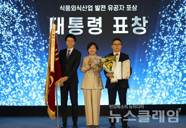 (왼쪽부터) 롯데칠성음료 러시아유럽팀 강영덕 팀장, 농림축산식품부 송미령 장관, 롯데칠성음료 이양수 글로벌사업본부장. 롯데칠성음료 제공