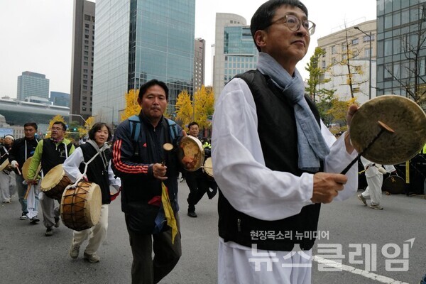 20일 오후 서울 중구 숭례문 앞에서 개최된 '농업파괴 농민말살 윤석열퇴진 전국농민대회·2차 퇴진총궐기'. 사진=최인기 빈민운동가