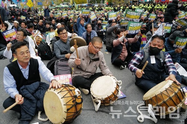 20일 오후 서울 중구 숭례문 앞에서 개최된 '농업파괴 농민말살 윤석열퇴진 전국농민대회·2차 퇴진총궐기'. 사진=최인기 빈민운동가