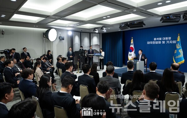 윤석열 대통령이 지난 7일 용산 대통령실에서 열린 '대국민 담화 및 기자회견'에서 취재진의 질문을 받고 있다. 사진=대통령실