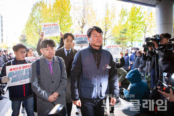 민주노총 양경수 위원장이 22일 오전 서울 마포구 서울경찰청 광역수사단에 출석하고 있다. 사진=민주노총