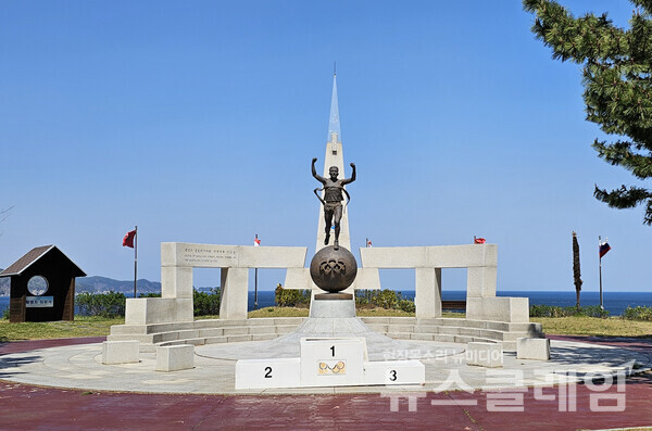 초곡항 뒤의 황영조기념공원과 기념관이 1992년 바르셀로나 올림픽 마라톤 우승한 황영조를 소개하고 있다. 사진=오근식 객원위원