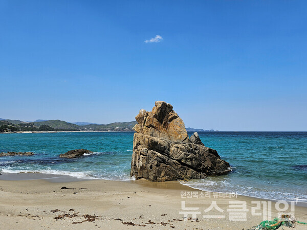 초곡항 일대 해변 경치는 일품이다. 해안을 따라 왕복 1.5km를 걸으며 초곡촛대바위를 비롯해 해안의 아름다움을 즐길 수 있다. 사진=오근식 객원위원
