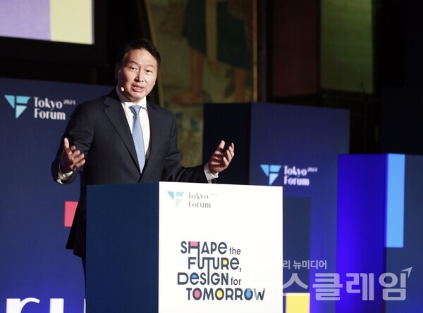 최태원 SK그룹 회장이 22일 일본 도쿄대에서 열린 '도쿄포럼 2024'에서 개회사를 하고 있다. SK그룹 제공