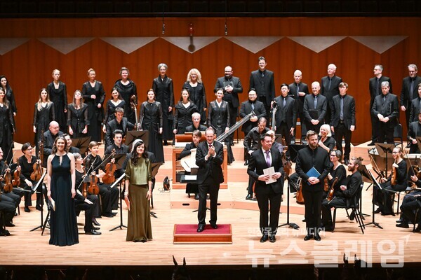 지난 23일과 24일 양일간 서울 예술의전당에서 열린 한화클래식2024, 베를린 고음악 아카데미와 리아스 실내합창단 공연이 성황리에 막을 내렸다. 베를린 고음악 아카데미와 리아스 실내합창단의 공연 모습. 한화그룹 제공