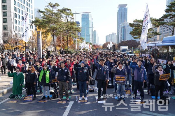 지난 23일 오후 국회 앞에서 개최된 '공공운수노조 결의대회'. 사진=공공운수노조