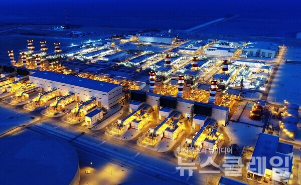 담수·발전 복합 발전소 야간 전경. 우리은행 제공