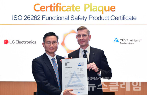 LG전자가 차량용 반도체를 자체 개발하고, 독일 TUV 라인란드로부터 국제 안전표준 인증을 획득했다. LG전자 CTO부문 김진경 SoC센터장(왼쪽)이 TUV 라인란드 코리아 프랭크 주트너(Frank Juettner) 대표로부터 인증서를 전달받았다. LG전자 제공