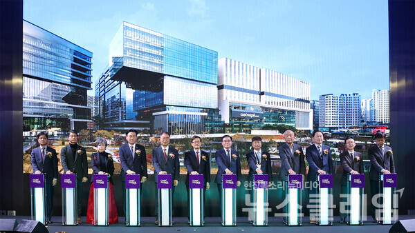 김상한(왼쪽 네 번째부터) 서울시 행정1부시장, 윤진식 코엑스 이사회 의장, 진교훈 강서구청장, 이동기 코엑스 사장, 최광우 마곡마이스 AMC 대표를 비롯한 주요 내빈들이 28일 서울 강서구 코엑스마곡에서 열린 '코엑스마곡 개관식'에서 개관 축하 퍼포먼스를 하고 있다. 롯데건설 제공