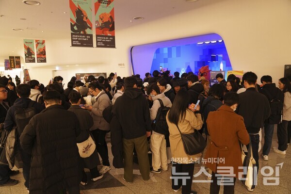 버닝비버 2023 개막식에서 관람객들이 줄을 서서 기다리고 있는 모습. 스마일게이트 제공