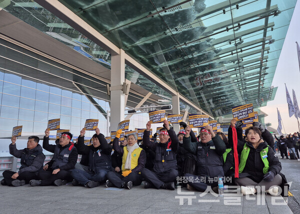 29일 오전 인천국제공항 제2여객터미널 3층에서 개최된 '인천공항지역지부 결의대회'. 사진=공공운수노조