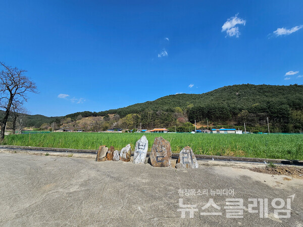 보리밭 너머의 마을, 부남리를 알리기 위한 바위들이 소박해 마음이 따뜻해졌다. 사진=오근식 객원위원