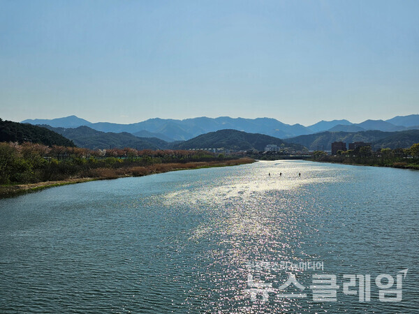 마읍천이 동해와 만나기 전 그 크기를 한껏 부풀렸다. 서쪽 높은 곳에서 비치는 햇살에 물결이 반짝이고 그 위를 세 남자가 작은 배를 타고 미끄러지고 있었다. 사진=오근식 객원위원