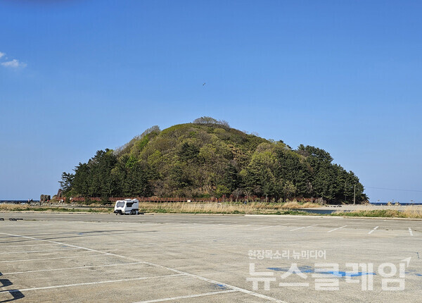 백사장 끝에 있는 해발 53.9m의 덕봉산이다. 오른쪽(남쪽)은 덕산해변, 왼쪽(북쪽)은 맹방해변이다. 사진=오근식 객원위원