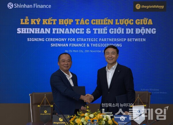 협약식에 참석한 도안 반 히우 엠 (Doan Van Hieu Em) 모바일월드 모바일/가전 부문 CEO(왼쪽부터)와 문동권 신한카드 사장이 기념사진을 촬영하고 있다. 신한카드 제공