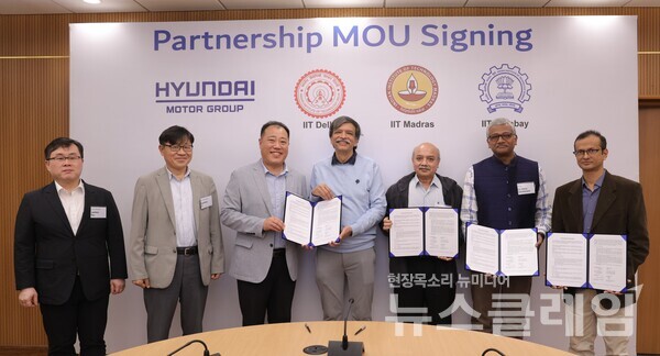 (왼쪽부터)현대차 인도권역기획실장 류재완 상무, 인도기술연구소장 이근한 상무, 연구개발기획조정실장 성낙섭 전무, IIT 델리 총장 랑간 바네르지 교수, IIT 봄베이 학장 사친 C 팻워드한 교수, IIT  마드라스 학장 마누 산타남 교수,  IIT 델리 학장 프리티 란잔 판다 교수. 현대차 제공