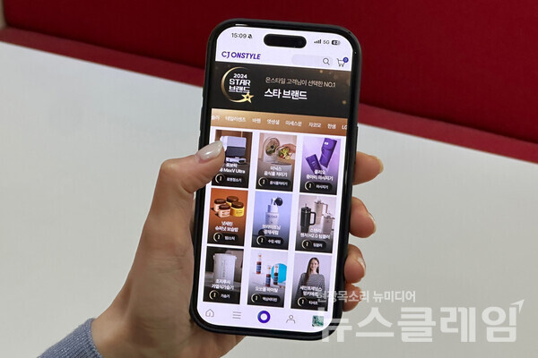 CJ온스타일 고객이 CJ온스타일 모바일 앱에서 '2024 온스타일 어워즈'를 살펴보고 있다. CJ온스타일 제공