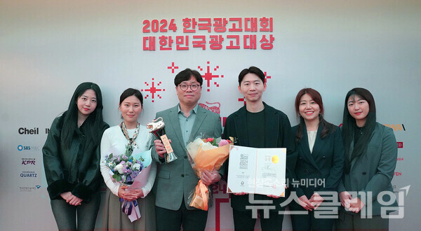 윤종혁 롯데칠성음료 주류 마케팅 본부장(왼쪽 세번째)과 김정두 콘텐츠 마케팅 팀장(왼쪽 네번째), 콘텐츠 마케팅팀. 롯데칠성음료 제공