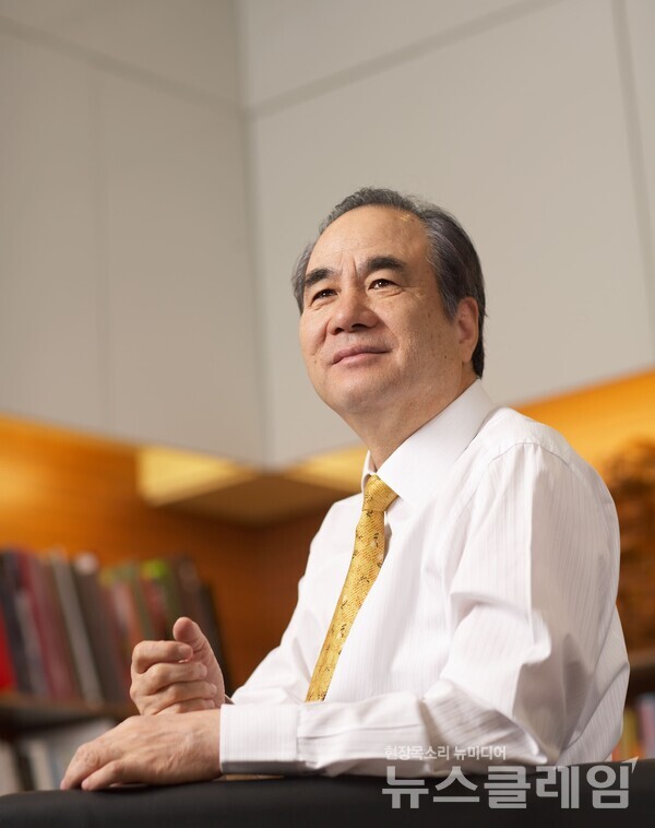 윤석금 웅진그룹 회장. 웅진그룹 제공