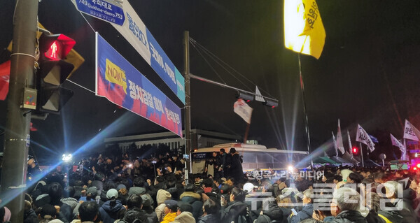 윤석열 대통령이 비상계엄을 선포한 후 4일 국회 앞으로 시민들이 몰려들어 계엄 해제를 요구하고 있다. 사진=SNS