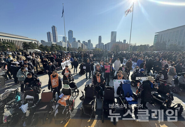 4일 오전 서울 여의도 국회 본청 계단 앞에서 진행된 '반헌법 장애인권리약탈자 윤석열 즉각 탄핵 결의대회'. 사진=전장연