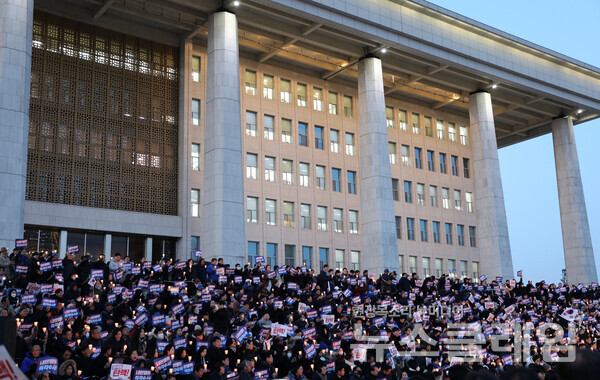 4일 오후 서울 여의도 국회의사당 본관 앞에서 진행된 '윤석열 사퇴 촉구 촛불문화제'