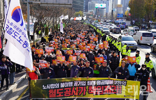 5일 서울역 앞에서 열린 철도노조 총파업 출정식. 사진=철도노조