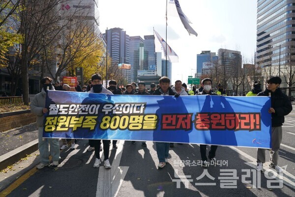 5일 서울역 앞에서 열린 철도노조 총파업 출정식. 사진=철도노조