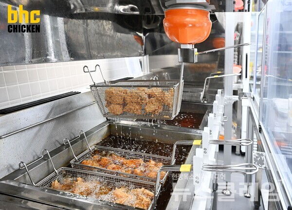 bhc가 오는 11일 제주신화월드점에 ‘튀김로봇(TuiiBot)'을 도입한다고 6일 밝혔다. bhc 제공