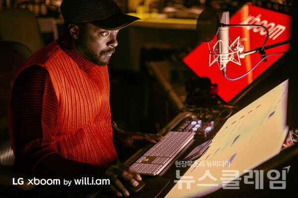 윌아이엠이 LG 엑스붐의 사운드 정체성을 새로 정립하기 위해 작업중인 모습.  LG전자 제공