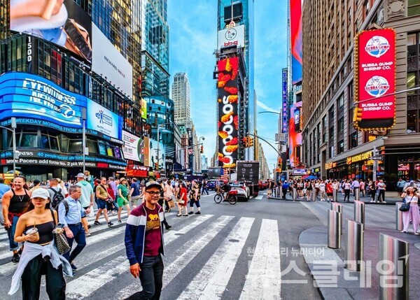 제너시스BBQ 그룹(회장 윤홍근)이 운영하는 BBQ 치킨은 브랜드가치 평가 회사 브랜드스탁이 발표한 '2024년 대한민국 100대 브랜드’ 종합 23위에 오르며 전체 프랜차이즈 중에서 1위를 달성했다고 10일 밝혔다. BBQ 제공