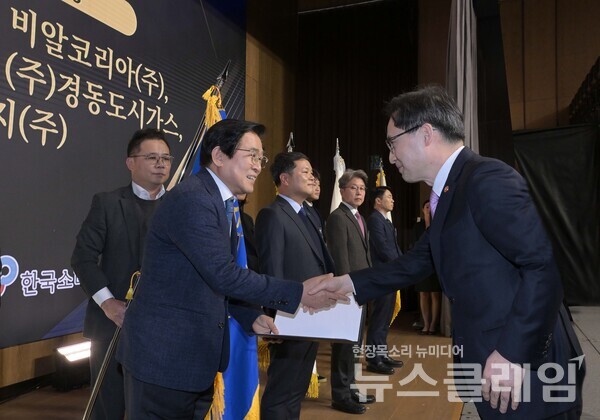 9일 공정거래위원회와 한국소비자원이 주최한 ‘2024 소비자중심경영(CCM) 우수 기업 포상 및 인증서 수여식’ 행사에서 비알코리아 도세호 대표(왼쪽)가 공정거래위원회 한기정 위원장(오른쪽)로부터 표창을 받고 악수를 나누고 있다. SPC 비알코리아 제공